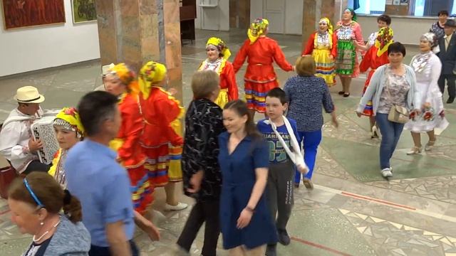 Марийский танец. Радуют Андрей Шагиев и Сайфуллин Карим Б.. Видео Хайбуллина Василия смотреть онлайн