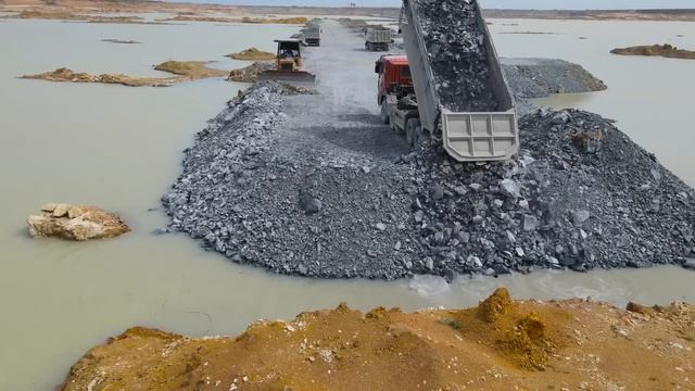 Good activities to build new roads skill operator Driving bulldozer push stone with wheel 12 Truck смотреть онлайн