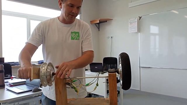 два колеса гироскутера параллельно: генератор вращает двигатель смотреть онлайн