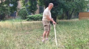 Учитесь! Как косить ручной косой траву |  покос травы | CADEAUX.RU