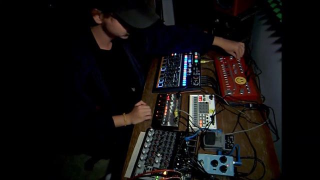 VuduDudu - LIVE ACT - 002 [ACID HOUSE/DARKDISCO] (ARTURIA DRUMBRUTE,BEHRINGER TD3,VOLCA BASS/SAMPLE смотреть онлайн