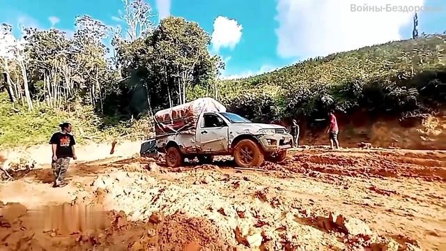 Мощь Пикапа Mitsubishi 4x4, застрявшего в Грязи на БЕЗДОРОЖЬЕ смотреть онлайн