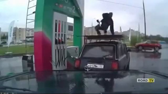 Танцующий заправщик смотреть онлайн