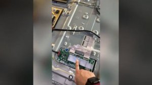 не выходит из дежурки самопроизвольно отключается включается телевизор samsung  qe65q87ta