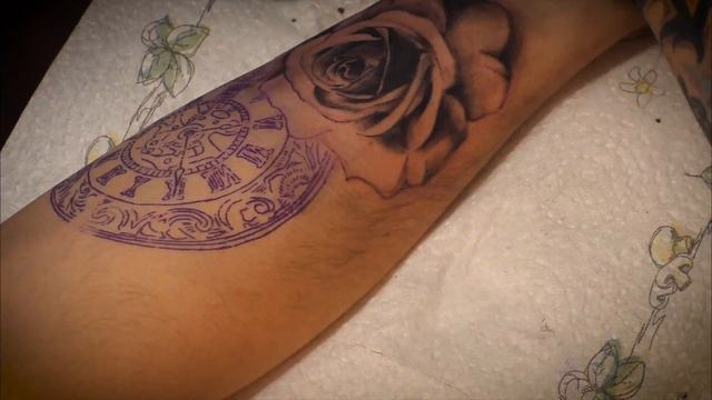 Old Clock & Rose Tattoo Time Lapse смотреть онлайн
