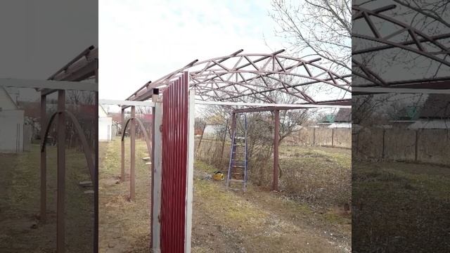 Навес для автомобиля из поликарбоната.