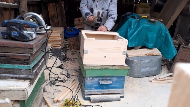 Как я вырезаю ульевые летки и делаю донья.Полный обзор. смотреть онлайн