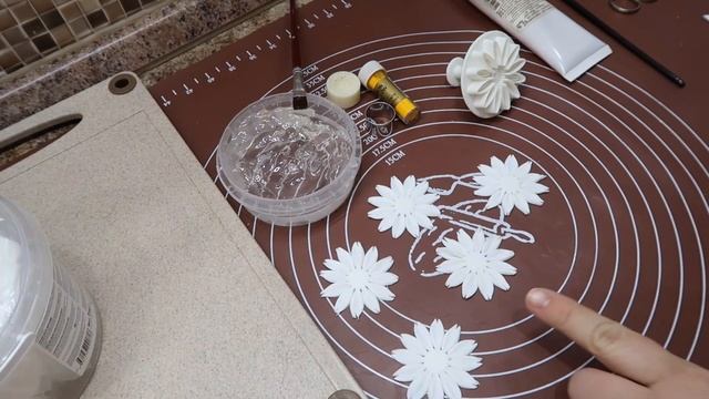 Ромашки с мастики. Украшение для торта и капкейков. Цветы для украшения. Простой декор для торта. смотреть онлайн