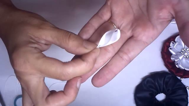 Flor de fita de cetim \ Satin ribbon flower смотреть онлайн