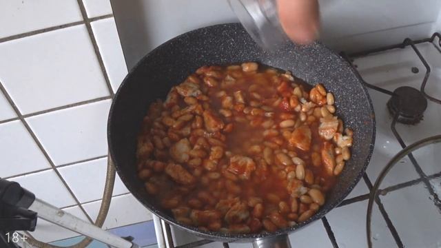 Вкусно, просто и недорого - курица с фасолью в томатном соусе (Субтитры)