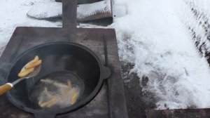 Картофель фри в казане на костре!
