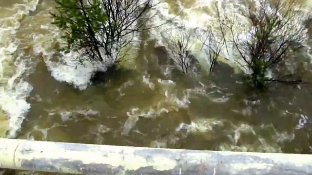 Весенний слив воды из водохранилища. смотреть онлайн