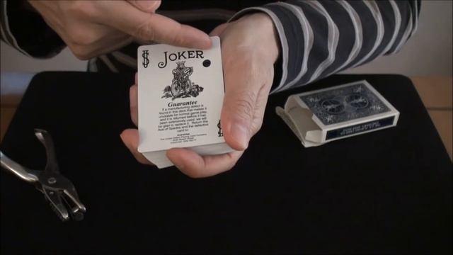 card magic; Look at the hole (Moving hole magic, Hollow card trick ) смотреть онлайн