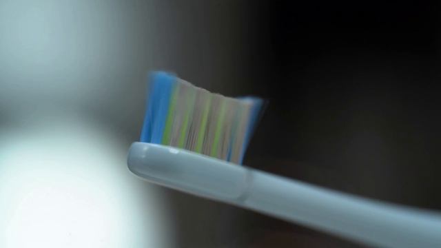 Как чистить зубы электрической зубной щеткой с монопучковой насадкой? смотреть онлайн