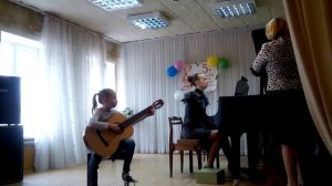 Алина играет на гитаре