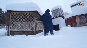 Как легко очистить крышу от снега с помощью ВЕРЁВКИ?/Лайфхак/Как быстро очистить крышу от снега/ВЛО
