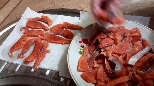 Малосольная горбуша, на вкус как сëмга, получается очень нежная, жирная и невероятно вкусная! смотреть онлайн