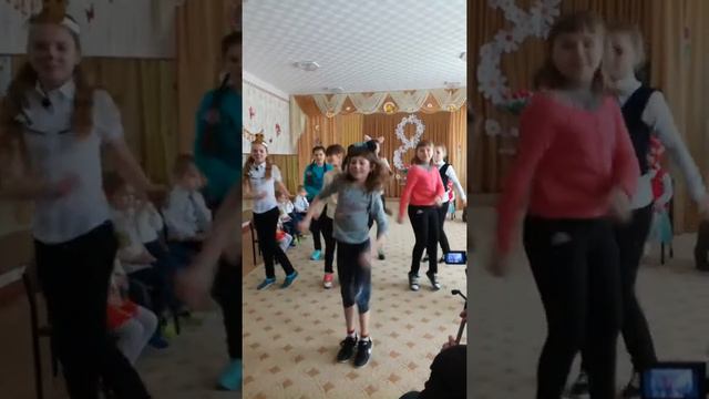 Выступление в дедском садике. Поем песню маленькие звезды. Я самая первая серая мышка... смотреть онлайн