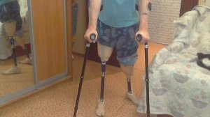 Ходить на костылях на протезе бедра и голени.