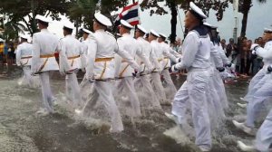 Марш российских моряков на параде ВМФ ASEAN в Паттйе, Таиланд по затопленной после ливня Бич Роуд