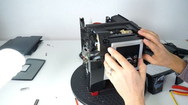 Reparatur Kaffeevollautomat Delonghi ECAM Demontage Zerlegen, Montage und Zusammenbau смотреть онлайн