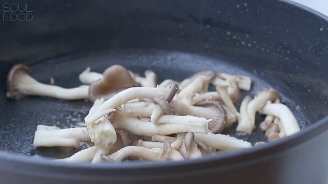 만원으로 간단하게 잡채와 동그랑땡 만들기 잡채편 For 혼족, 자취생 | SOULFOOD смотреть онлайн