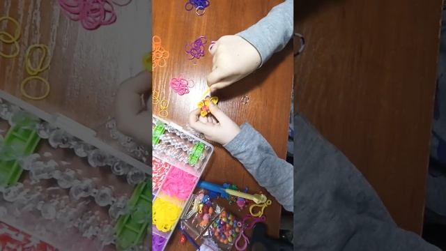 колечко из резинок. плетение из резинок. украшения из резинок. рукоделие. смотреть онлайн