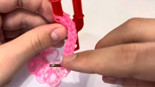 💘СЕРДЕЧКО-ВАЛЕНТИНКА💘 на ручку и карандаш на 14 ФЕВРАЛЯ из резиночек для начинающих 🫶🏼💞 смотреть онлайн