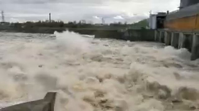 На плотине Рыбинской ГЭС открыты 4 заслонки смотреть онлайн