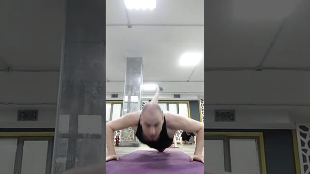 Отжимания от пола с поднятием ноги. Фитнес. Силовой тренинг. Мышцы груди. Передние дельты. смотреть онлайн