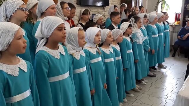 Дети воскресной школы поздравляют прихожан с праздником Святых Жен-Мироносиц! смотреть онлайн