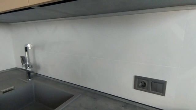 кухня с крашенными матовыми фасадами, столешница hpl 12мм, ЖК два Академика смотреть онлайн