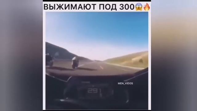 300 км/ч на мотоцикле. Представь какие хлопки звуковые когда они проносится! смотреть онлайн