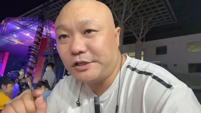 和朋友去跑马场夜市吃越南美食 смотреть онлайн