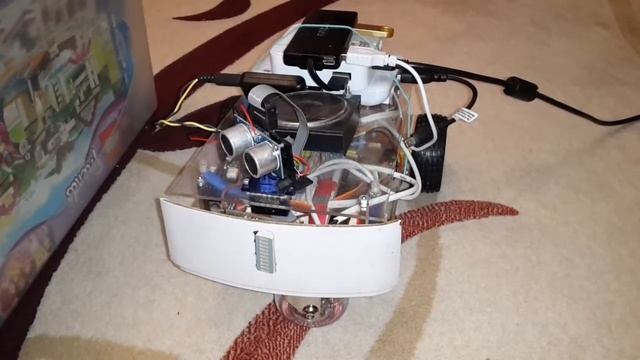 Робот поворчивает голову и измеряет расстояние смотреть онлайн