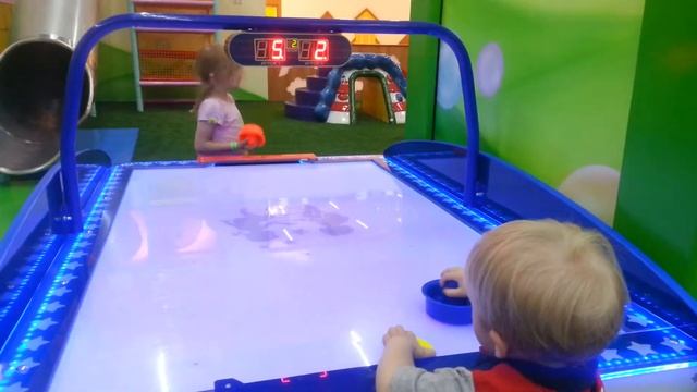 маленькая Катя - девочка с большими ресницами любит смотреть miss Katie, сама ведёт детский канал смотреть онлайн