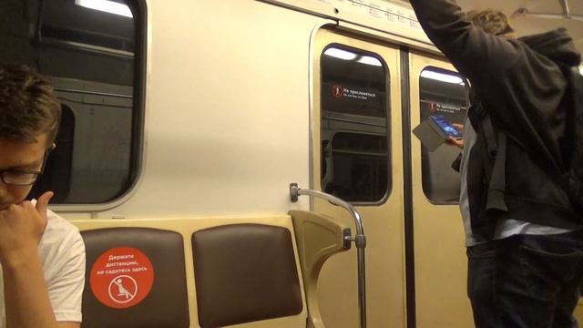 Поездка на поезде метро "Еж3" по Кольцевой линии "Против часовой стрелки" смотреть онлайн