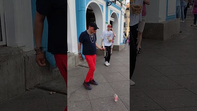 Танцор Майкл живая легенда Невского проспекта... смотреть онлайн