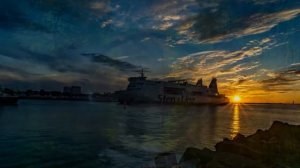 В реку смотрятся облака