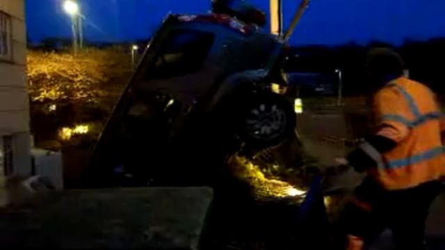 Honda CRV being recovered from 10 ft drop with HIAB Iveco part 1 смотреть онлайн