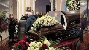 ДО СЛЁЗ! ЖЕНА С ТРУДОМ СТОЯЛА У ГРОБА... Шокирующие фото с похорон Виталия Билоножко взорвали сеть!
