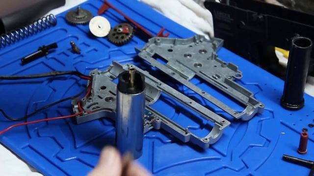 Airsoft Version 2 AEG Gearbox Disassembly and Reassembly | Airsoft Tutorial | QSAirsoft смотреть онлайн