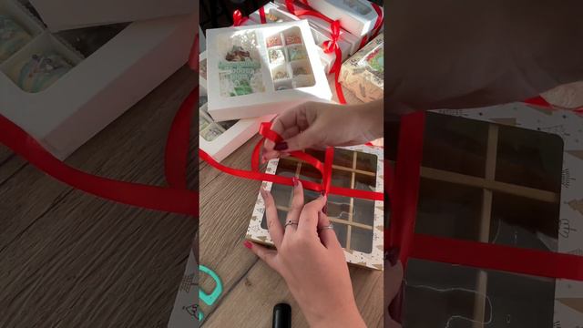 Новый год это время подарков, огоньков и красивой упаковка. Сегодня Завязываем красивые банты. смотреть онлайн