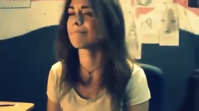 У девушки нереально красивый голос Классно поет песню Мама, когда я рядом с ним смотреть онлайн