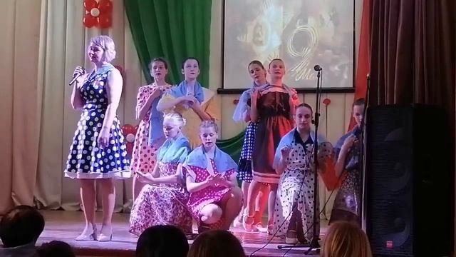 "Синий платочек"- исп.Алёна Шестак и образцовый танцевальный коллектив "Ника" смотреть онлайн