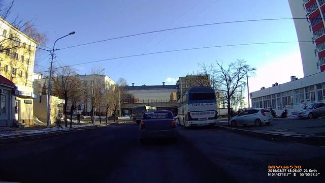 Маршрутка ПАЗ H708EM 102Rus едет по встречной полосе.