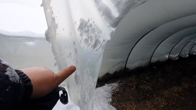 Сильнейший снегопад на Кубани. Как выдержали снег теплицы и балаганы. смотреть онлайн