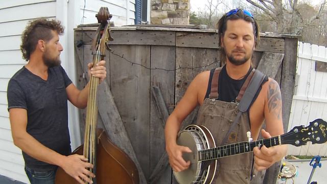 "Freeborn Man" Michael Motley Banjo and Nick McMillian Bass Fiddle смотреть онлайн