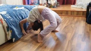 как встать на мостик по дивану.