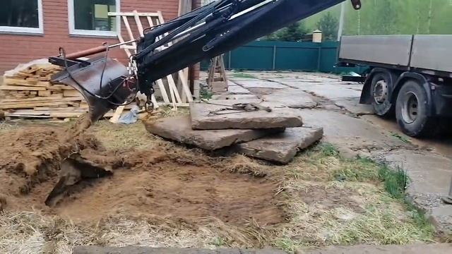 Монтаж плит на временную дорогу и выравнивание грунта с помощью манипулятора смотреть онлайн